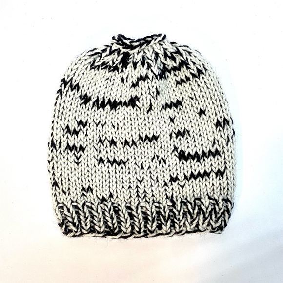 NWT Hand Knit Ponytail/Messy Bun Beanie Hat in Black & White One Size Fits Most - Picture 3 of 4